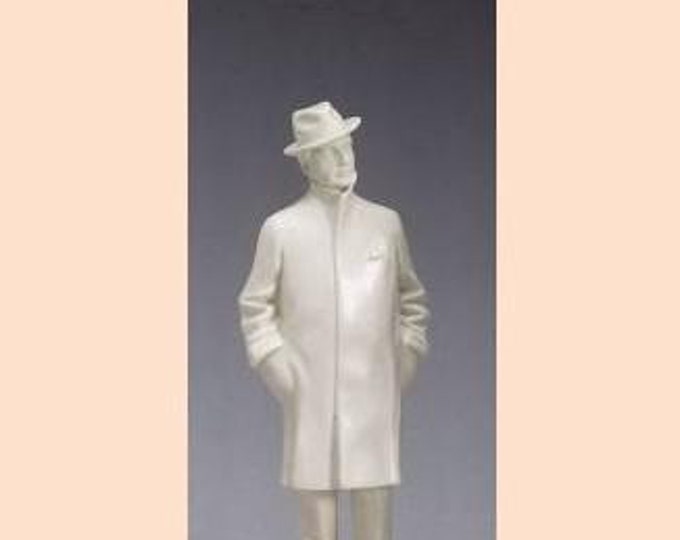 Classical sculpture Giacomo Puccini, cm 23 (9.05 inches) in alabaster powder, marble base, handcrafted, made in Italy