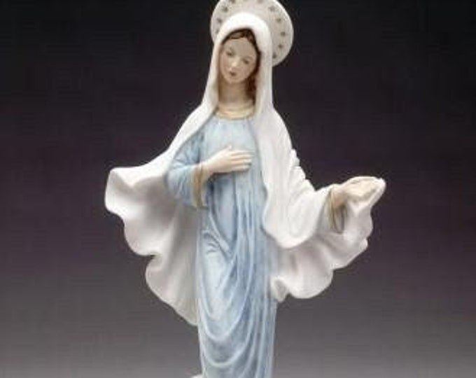Statue of Our Lady of Medjugorje cm 40 (15.74 inches) in alabaster powder, wooden base, hand decorated, made in Italy