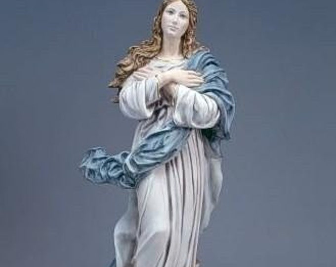 Statue of the Madonna Assunta del Murillo cm 90 (35.43 inches) in alabaster powder, wooden base, hand decorated, made in Italy