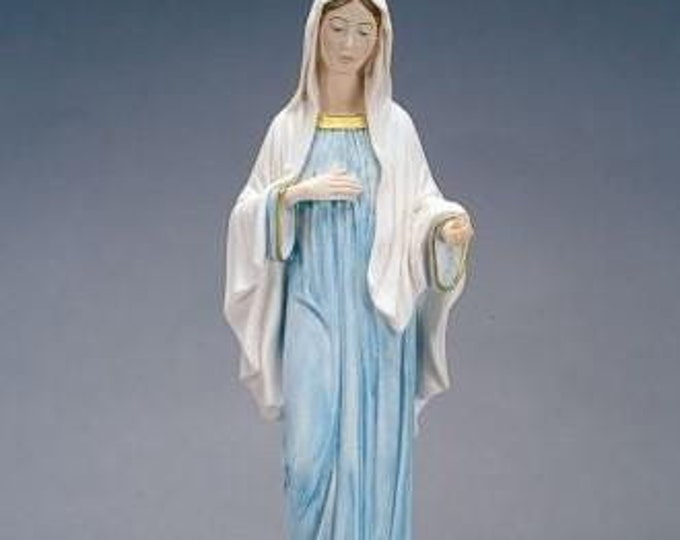Statue of Our Lady of Medjugorje cm 40 (15.74 inches) in alabaster powder, wooden base, hand decorated, made in Italy