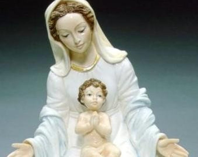 Statue of the Madonna della Gioia, cm 24 (9.44 inch) in alabaster powder, hand decorated, artisanal production, made in Italy