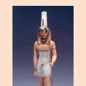 Classical Egyptian Art Sculpture &quot;Horus&quot;, cm 34 (13.38 inches) in hand-decorated alabaster powder, marble base, made in Italy