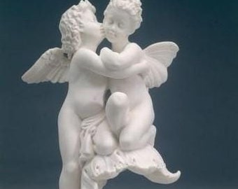 Angel statue "The first kiss" cm 33 (13 inches) made of alabaster powder with marble base, handcrafted, made in Italy