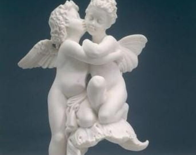 Angel statue "The first kiss" cm 33 (13 inches) made of alabaster powder with marble base, handcrafted, made in Italy