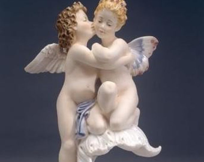Angel statue "The first kiss" cm 33 (13 inches) made of alabaster powder with wooden base, hand decorated, made in Italy