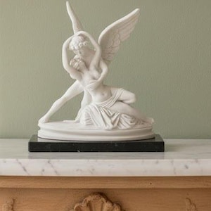 Skulptur „Cupido und Psyche“ von Canova aus Alabasterpulver auf Marmorsockel, 14 cm (5,51 Zoll), italienische Handwerkskunst.