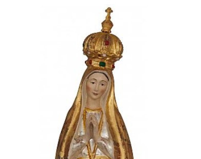 Statue of the pilgrim Madonna of Fatima with gold decoration carved in Valgardena wood and hand decorated Italian artisan production