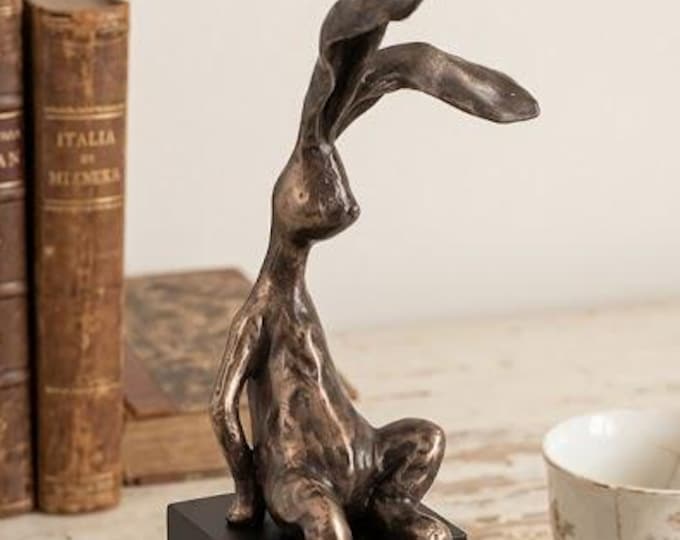 Classical Rabbit on Cube sculpture, 17 cm (6.69 inches) in bronzed resin marble, handcrafted in Italy