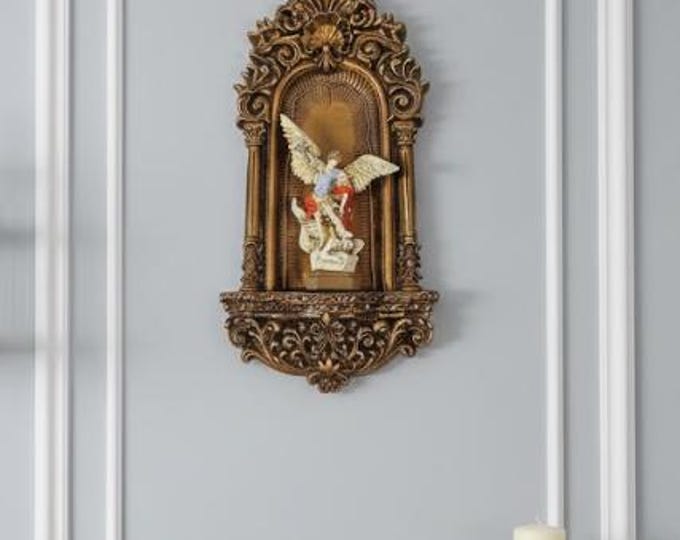 Oratorio cm 31 X 14,5 (12,20 x 5,70 inches) da appendere, in marmo resina, con San Michele arcangelo cm 12 (4,72 inches) artigianale