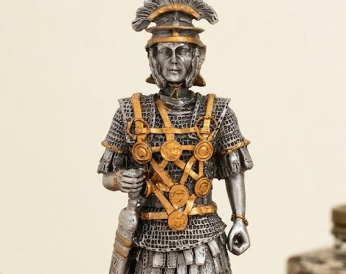 Classical sculpture of a soldier of the Roman Empire, 10 cm (3.93 inches) in solid pewter, hand-decorated, artisanal, made in Italy