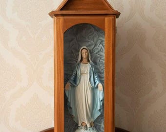Wooden case, handcrafted, fabric interior 63 cm (24.80 inches) and statue of the Miraculous Madonna 32 cm (12.59 inches) handcrafted