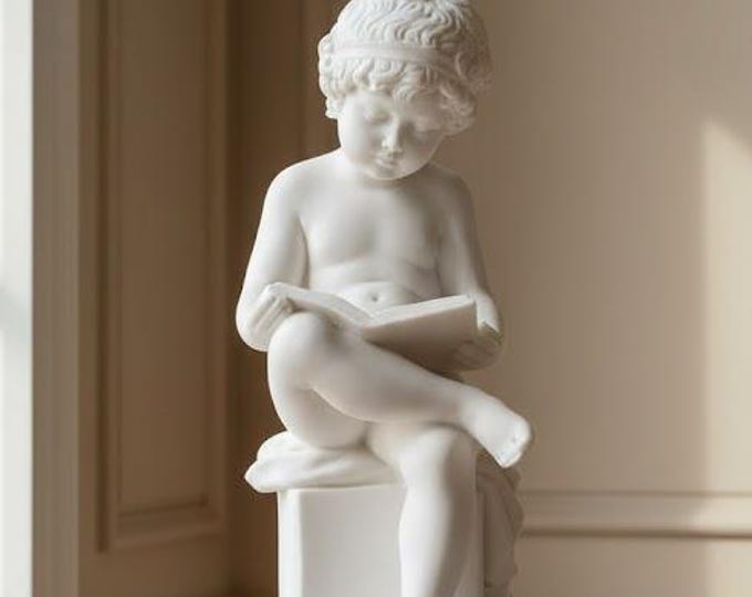 Classic sculpture "Putto reading" in alabaster powder, marble base, 28 cm (11.02 inches) of Italian artisan production.