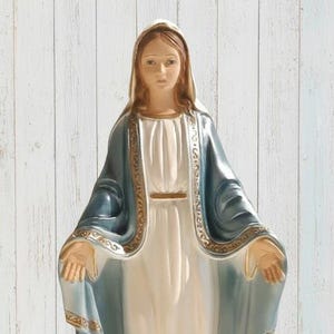 Estatua de la Virgen Milagrosa de 42 cm (16,53 pulgadas) en yeso con decoración de perlas, hecha a mano en Italia.