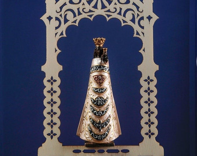 Statue of the Madonna of Loreto in the niche, carved in Valgardena wood, hand-decorated, made in Italy