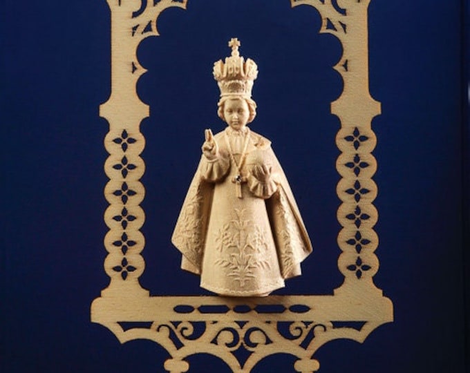 Statue of the Child Jesus of Prague in the niche, carved in wood of valgardena decorated by hand of Italian production