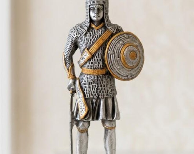 Classic sculpture Medieval Soldier with shield, 10 cm (3.93 inches) in solid pewter, hand-decorated, artisanal, made in Italy