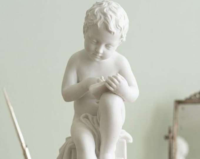 Classic sculpture "Putto che scrivere" in alabaster powder, marble base, 28 cm (11.02 inches) of Italian artisan production.