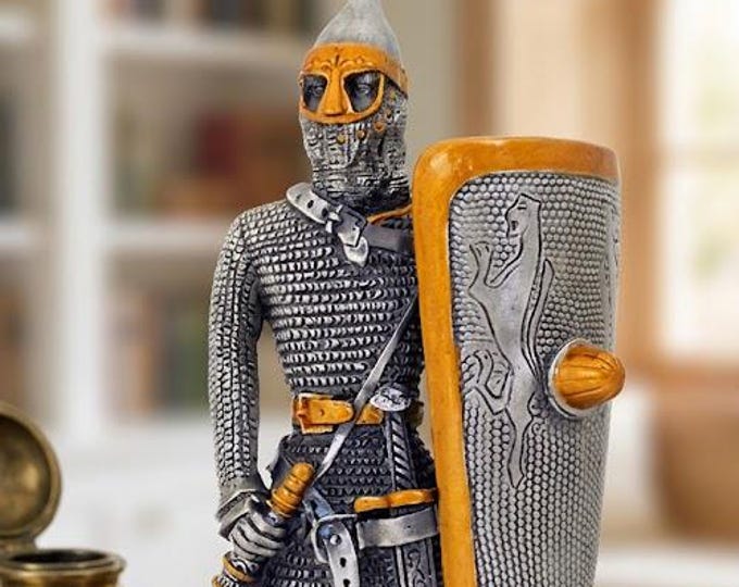 Classic sculpture Medieval Soldier with shield, 11 cm (4.33 inches) in solid pewter, hand-decorated, artisanal, made in Italy