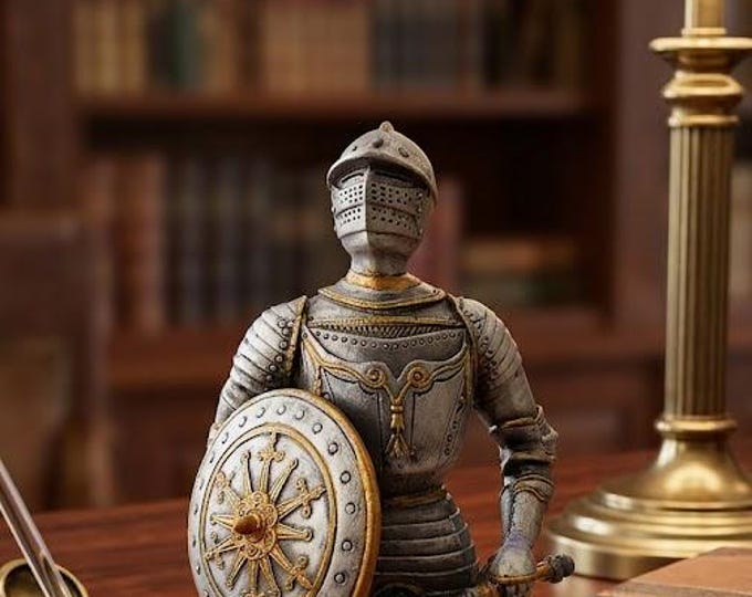 Classical sculpture of a medieval soldier with mace and armour, 11 cm (4.33 inches) in solid pewter, hand-decorated, made in Italy