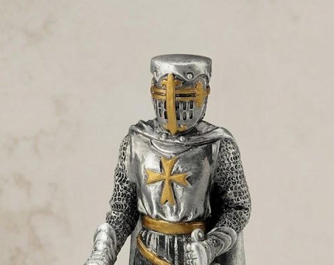 Classical sculpture of a Crusader with shield, 10 cm (3.93 inches) in solid pewter, hand-decorated, artisanal, made in Italy