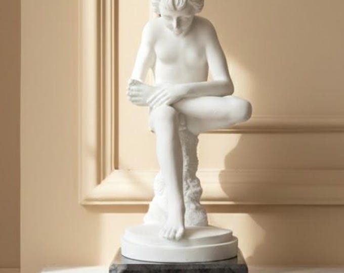 Classical sculpture " Fedelino Spinario ", 18 cm (7.08 inches) in alabaster powder, marble base, handcrafted, made in Italy