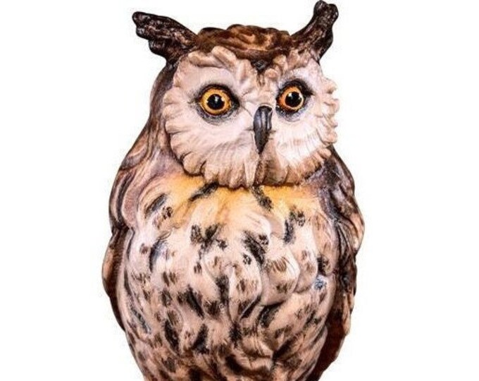 Owl sculpture on book carved in Valgardena wood and decorated by hand, of Italian artisan production