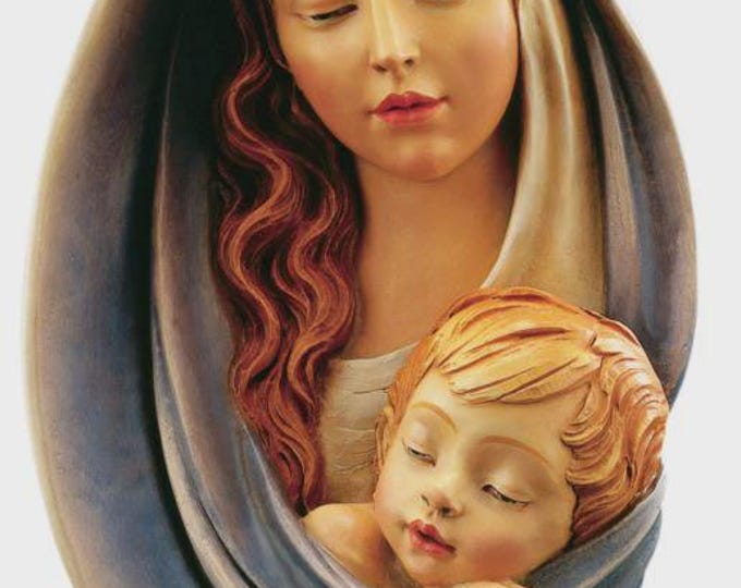Hanging plaque of the Madonna and Child carved in Valgardena wood, hand-decorated, Italian artisan production.