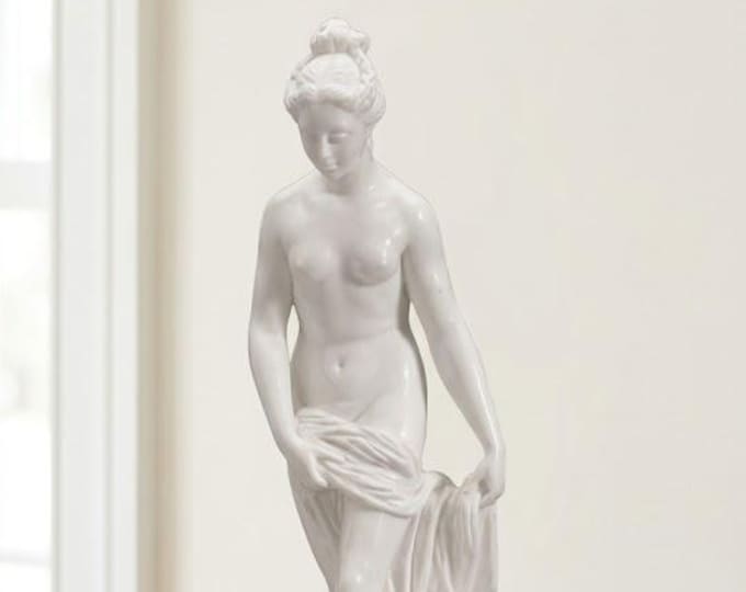Classic sculpture "Bather of Falconet" in alabaster powder, marble base, 38 cm (14.94 inches) of Italian artisan production.