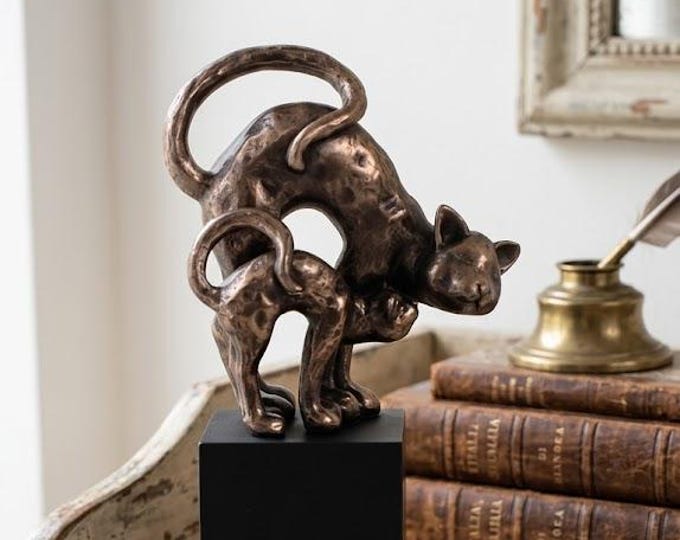 Classic sculpture Cats on a cube, 14 cm (5.51 inches) in bronzed resin marble, handcrafted in Italy