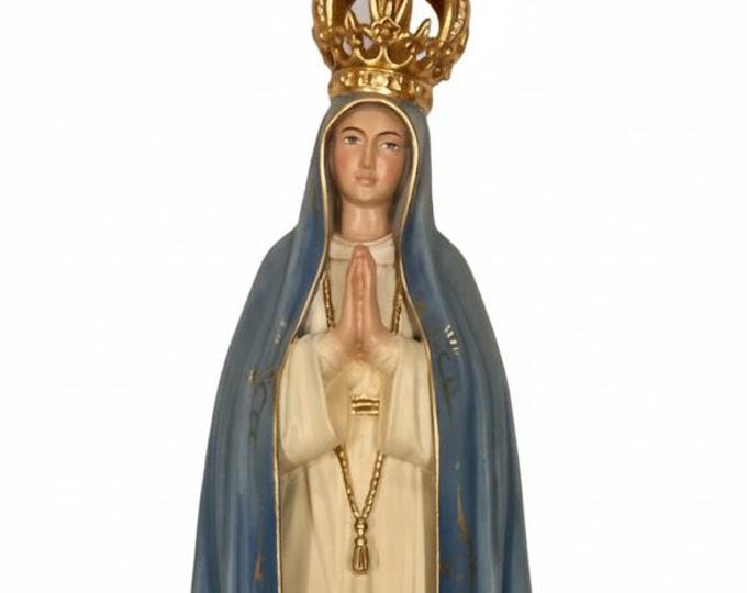 Statue of Our Lady of Fatima Pilgrim carved in Valgardena wood and hand-decorated, artisanal Italian production.