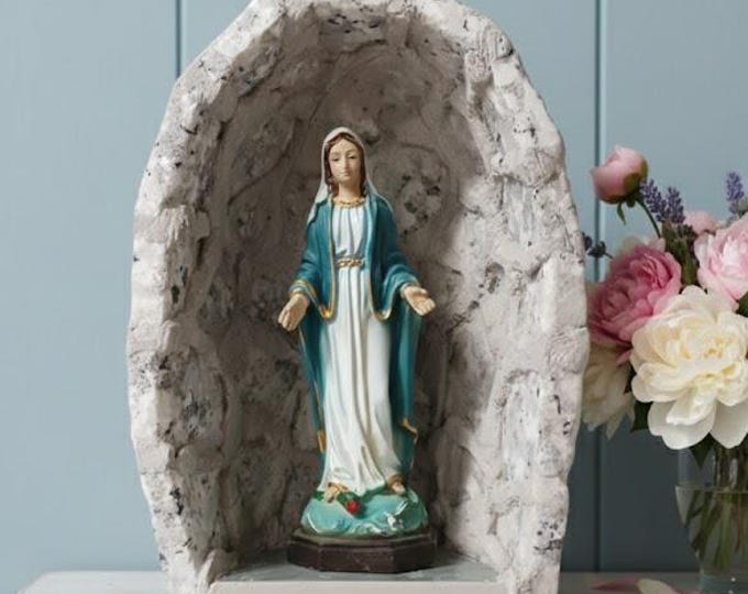 Handcrafted granite statue cave measuring 16.5 x 11.5 cm with a statue of the Miraculous Madonna, made in Italy.