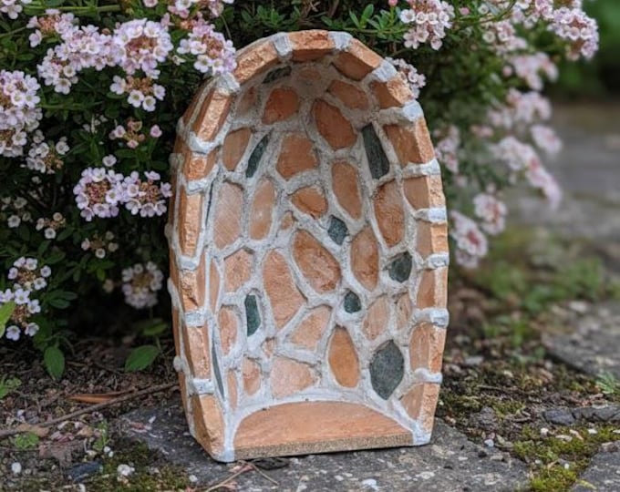 Handcrafted statue cave in red Verona marble with Guatemala green marble inserts, 26.5 x 17 cm, made in Italy