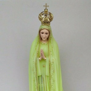 Statue of Our Lady of Fatima cm 77 (30,31 inches) in phosphorescent plastic with hand-decorated glass eyes of artisan production