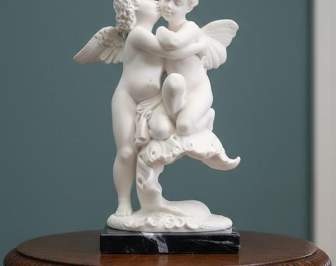 Angel statue "The first kiss" cm 33 (13 inches) made of alabaster powder with marble base, handcrafted, made in Italy