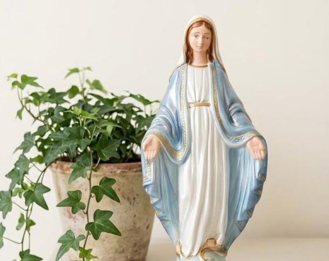 Statue of the Miraculous Madonna 32 cm (12.59 inches) in plaster, hand-decorated with a pearl finish, handcrafted in Italy