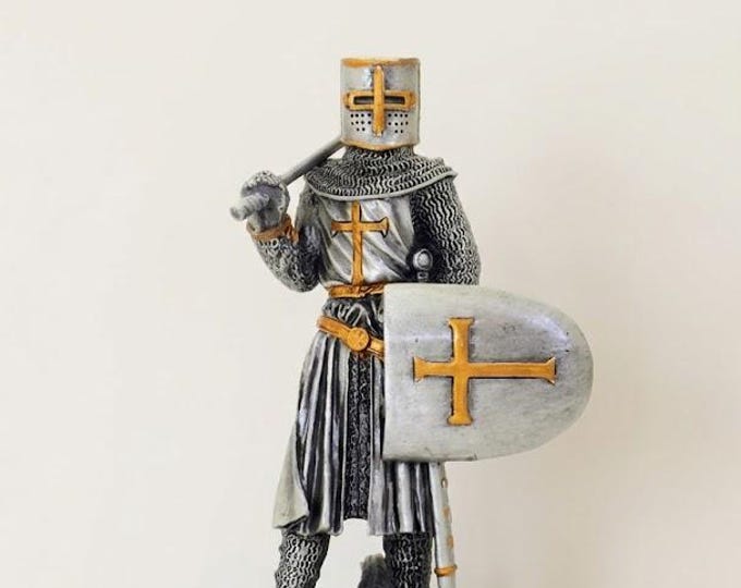 Classical sculpture of a Crusader with axe and shield, 10 cm (3.93 inches) in solid pewter, hand-decorated, artisanal, made in Italy