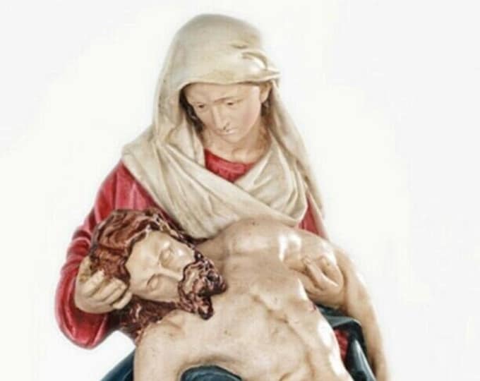 Statue of the Pietà 63 cm (24.80 inches) in hand-decorated resin marble, Italian artisan production