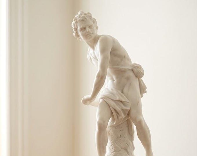 Classical sculpture "David by Bernini" in alabaster powder, marble base, 26 cm (10.23 inches) of Italian artisan production.