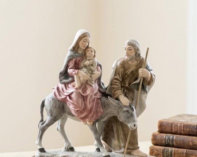 Statue of the Flight into Egypt 25 cm (9.84 inches) in alabaster powder, wooden base, hand decorated, made in Italy