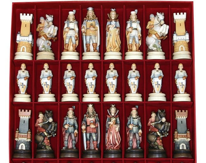 Medieval chess series, carved in wood of Valgardena, decorated by hand, of Italian artisan production, various sizes