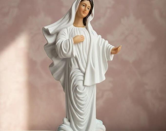 Statue of Our Lady of Medjugorje 20 cm (7.87 inches) in hand-decorated resin, artisanal production