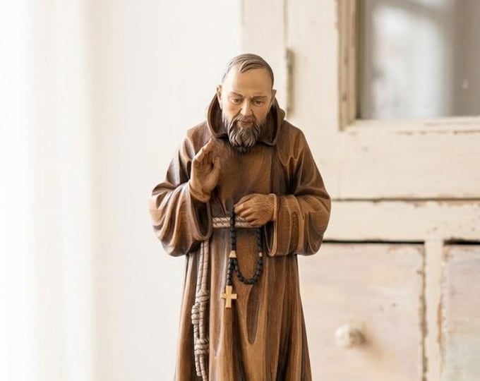 Statue of Saint Padre Pio of Pietrelcina carved in Valgardena wood and hand-decorated, artisanal Italian production.