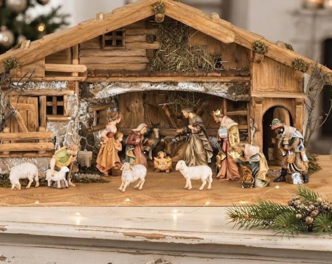 Royal Nativity Scene carved in Valgardena wood, hand-decorated, 16 pieces with hut, various sizes, Italian artisan production
