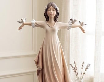 Maternity sculpture carved from Valgardena wood and hand-decorated, Italian artisan production.
