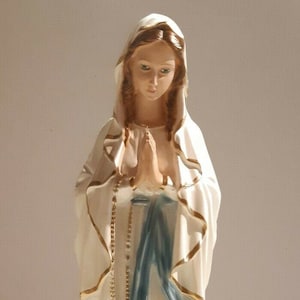 Statua Madonny Lourdes 40 cm (15,74 cala) z gipsu z dekoracją perłową, produkcja włoskiego rzemieślnika