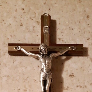 Olive wood and metal crucifix, 30 x 15 cm (11.81 x 5.90 inches) of Italian craftsmanship