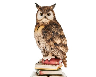 Owl sculpture on books carved in Valgardena wood and decorated by hand, of Italian artisan production