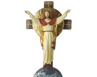 Crucifix cross of the Risen Christ, carved in wood from Valgardena and decorated by hand, various sizes, of Italian craftsmanship