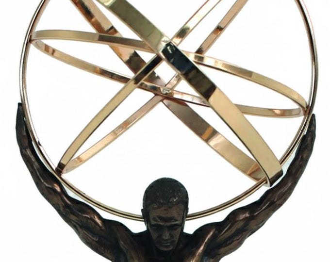 Scultura classica Nudo di Uomo con Globo dorato, cm 22 (8,66 inches) in marmo resina bronzata, artigianale made in Italy