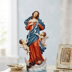 Staty av Madonnan som löser upp knutarna, 40 cm (15,74 tum), handdekorerad harts, italiensk hantverksproduktion